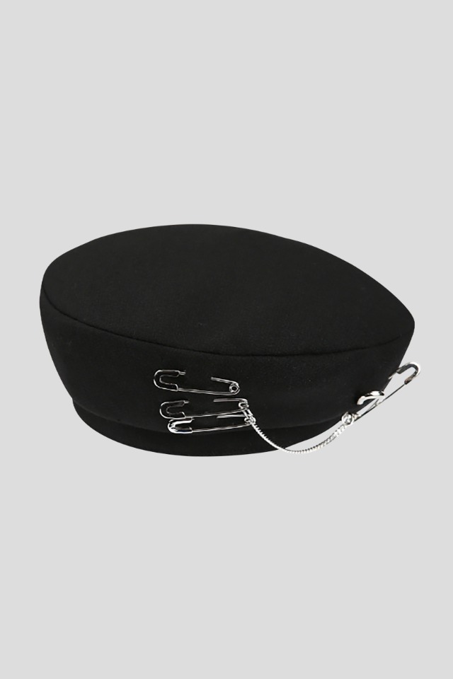 0 4 safety pin chain beret - BLACK